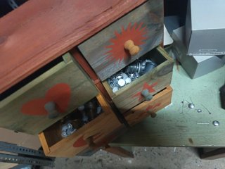 Máquina para forrar botones con fornituras y molde