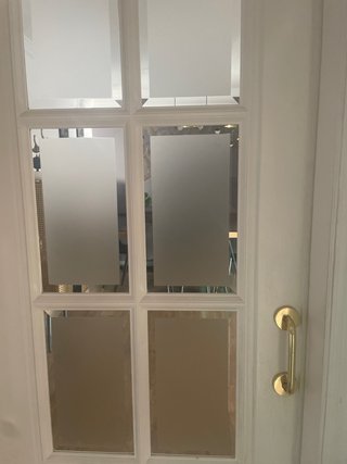 Puerta corredera blanca con cristal