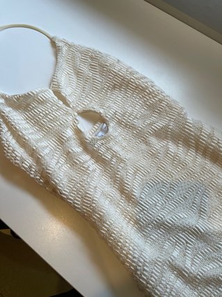 Vestido corto blanco con escote halter