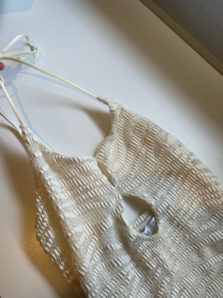 Vestido corto blanco con escote halter