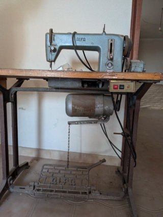 Máquina de coser Alfa modelo 127-303