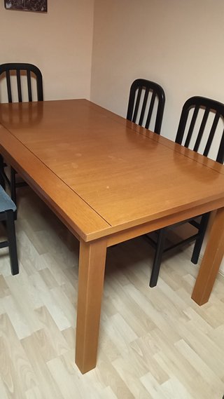 Mesa de comedor de madera