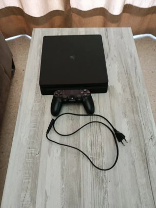 PS4 Slim Negra + Mando y Cable