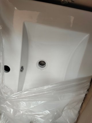 Lavabo de cerámica blanco sin estrenar en el ejido