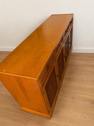 Aparador vintage madera y rejilla