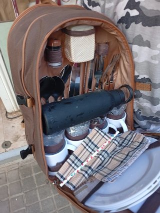 Mochila de camping marrón con un utensilios