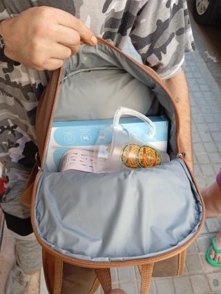 Mochila de camping marrón con un utensilios