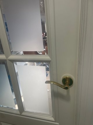 Puerta blanca con cristal