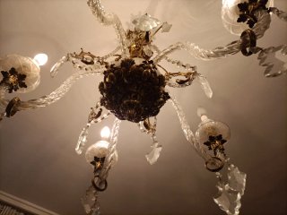 Lámpara de araña de cristal y metal