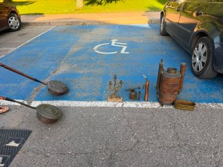 Antigüedades: candelabro, soplete, regadera