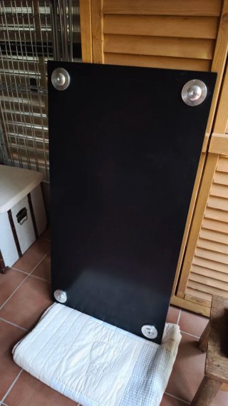 Mesa negra cristal templado y patas cilindricas