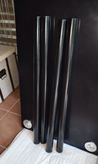 Mesa negra cristal templado y patas cilindricas