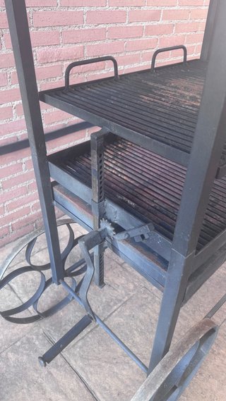 Barbacoa de hierro con ruedas