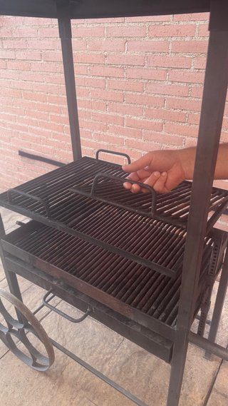Barbacoa de hierro con ruedas