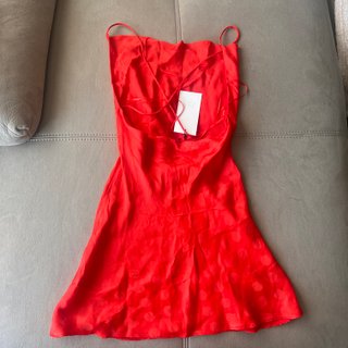 Vestido satén rojo con lunares