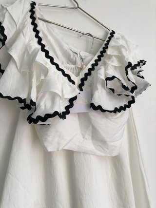 Conjunto blanco falda y top volantes