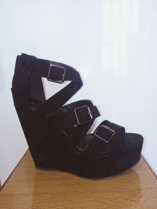 Sandalias de cuña negras con hebillas