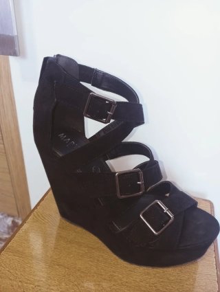 Sandalias de cuña negras con hebillas