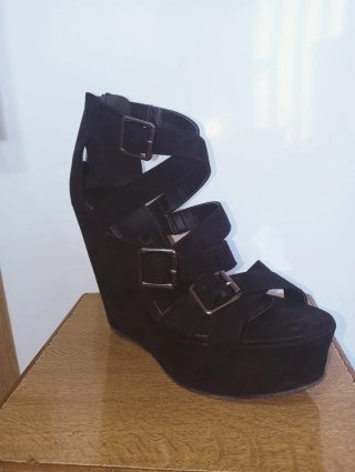 Sandalias de cuña negras con hebillas