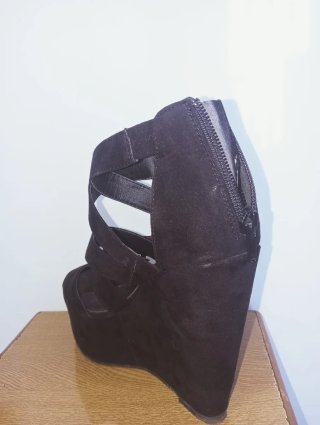 Sandalias de cuña negras con hebillas