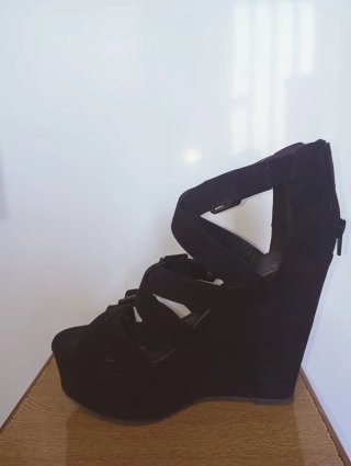Sandalias de cuña negras con hebillas