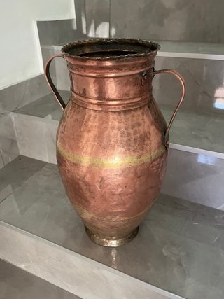 Cántaro antiguo de cobre martillado