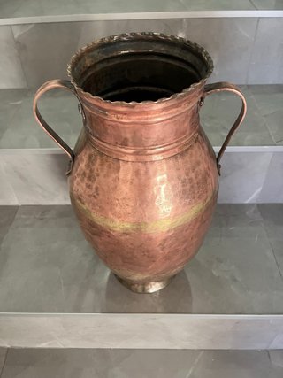 Cántaro antiguo de cobre martillado