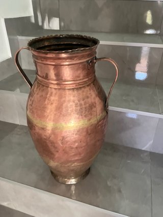 Cántaro antiguo de cobre martillado