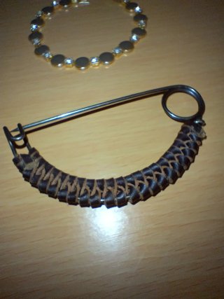 Bracciale dorato con strass e spilla
