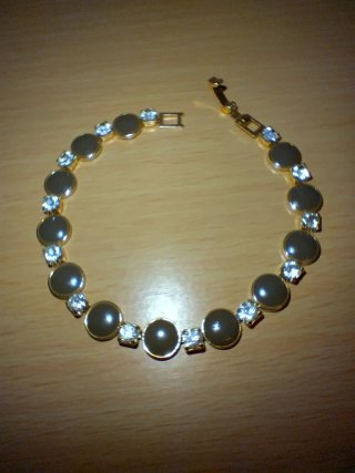 Bracciale dorato con strass e spilla