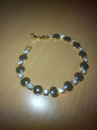 Bracciale dorato con strass e spilla