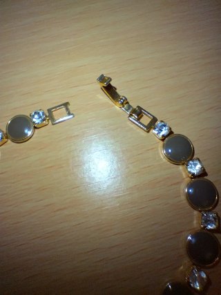 Bracciale dorato con strass e spilla