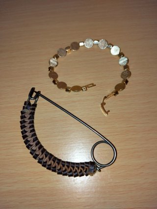 Bracciale dorato con strass e spilla