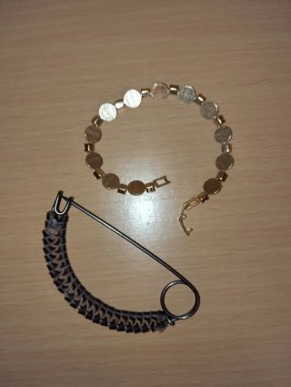 Bracciale dorato con strass e spilla