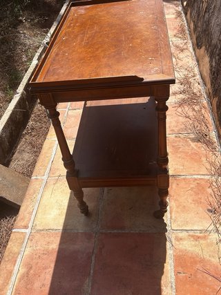 Mesa auxiliar de madera con ruedas