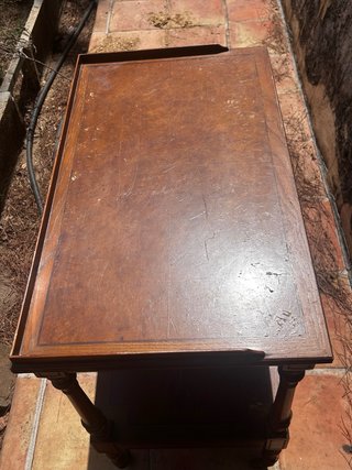 Mesa auxiliar de madera con ruedas