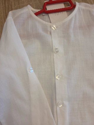 Camisa blanca niño con etiqueta
