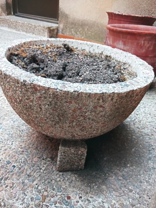 Jardinera redonda de piedra