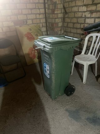 Cubo de basura verde