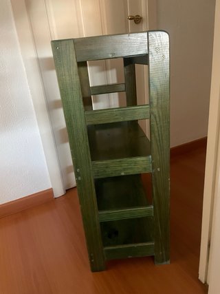 Estantería de madera verde