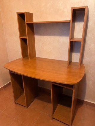 Escritorio con estantería de madera