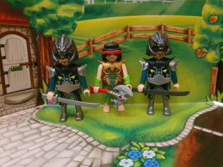 Playmobil guerreros con espadas