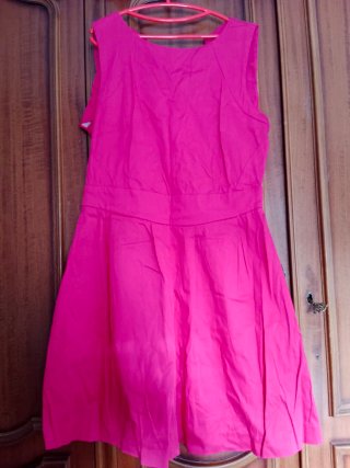 Vestido fucsia sin mangas.
