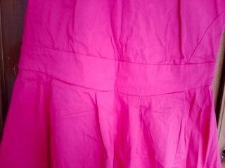 Vestido fucsia sin mangas.