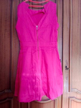 Vestido fucsia sin mangas.