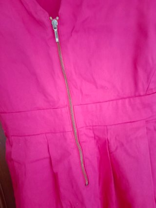 Vestido fucsia sin mangas.