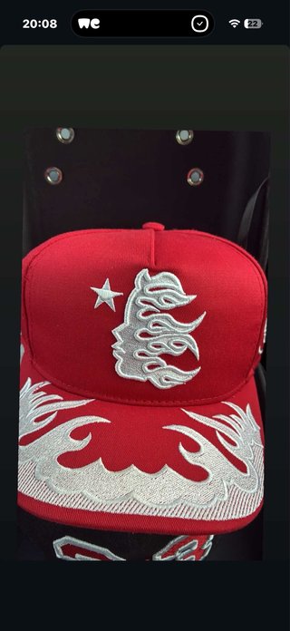 Gorra roja con diseño de fuego y estrella