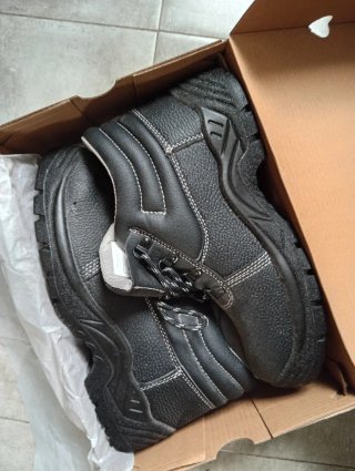 Zapatos de trabajo negros nuevos