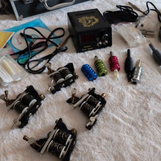 Kit completo de tatuaje con 4 máquinas y maletín