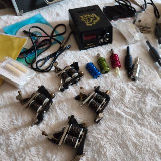 Kit completo de tatuaje con 4 máquinas y maletín
